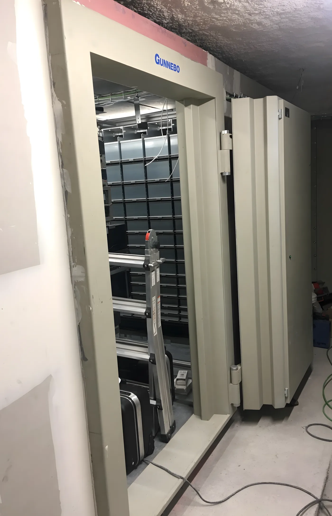Private custody — Custody space with privacy and control